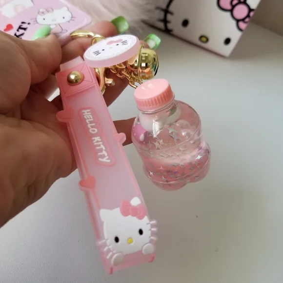 Hello Kitty Key Chain Floating Oil Liquid Acrylic Bottle Key Chain New - Picture 9 of 10